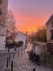 un groupe de vélos garés dans une rue au coucher du soleil dans l'établissement Les Reliefs de Montmartre, à Paris