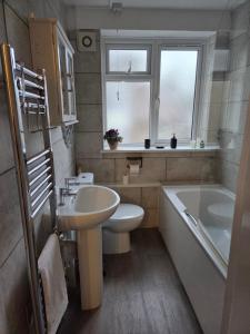 een badkamer met een wastafel, een toilet en een bad bij Marina Place in Ramsgate