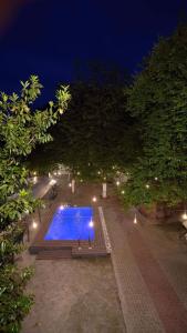 La alberca dentro o cerca de Sun house chakvi