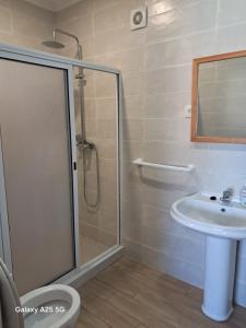 een badkamer met een douche en een wastafel bij Casa Tio Mário in Fontinhas