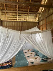 Ένα ή περισσότερα κρεβάτια σε δωμάτιο στο Arwo Homestay