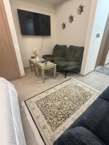 Гостиная зона в Sophisticated Studio Designer Interiors +4 фотографии