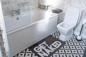 ein Badezimmer mit Badewanne, Toilette und Teppich in der Unterkunft La Casa de Class - Luxury & Comfort in Cardiff + 28 Fotos