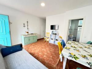 Телевизор и/или развлекательный центр в PUSHE Village Agua Amarga Beach & Nature