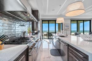 Køkken eller tekøkken på Luxury Gulf-Front Sanctuary, Private Pool, Spa and Walk to Downtown