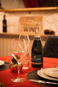 Eine Flasche Wein und ein Glas auf einem Tisch in der Unterkunft Le Confidentiel - Le Refuge de vos Désirs secrets in Sélestat + 43 Fotos