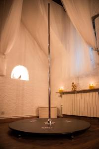 ein runder Tisch in einem Zimmer mit Fenster in der Unterkunft Le Confidentiel - Le Refuge de vos Désirs secrets in Sélestat