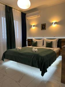 La Luna Premium Deluxe Apartment with Pool & Jacuzzi, Bikes and Covered Parking في Našice: غرفة نوم بها سرير كبير عليه منشفتين