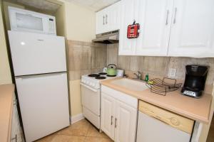eine Küche mit einem weißen Kühlschrank und einer Spüle in der Unterkunft Meridian Plaza 1002 in Myrtle Beach