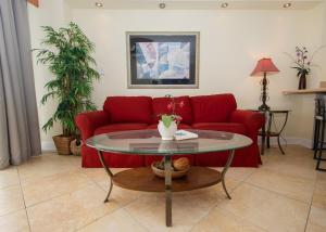 ein Wohnzimmer mit einem roten Sofa und einem Tisch in der Unterkunft Meridian Plaza 1002 in Myrtle Beach