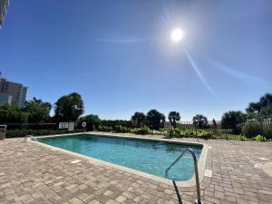 ein Schwimmbad mit Sonne darüber in der Unterkunft Meridian Plaza 1002 in Myrtle Beach