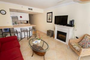 ein Wohnzimmer mit einem roten Sofa und einem Kamin in der Unterkunft Meridian Plaza 1002 in Myrtle Beach + 25 Fotos