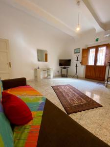 a living room with a colorful bed and a television at Casa Giulia, comoda palazzina indipendente in Reggio di Calabria