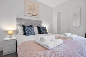 a bedroom with a bed with towels on it at WhiskAwayHomes - St Stephens Court - Apartment 2 in Henwick