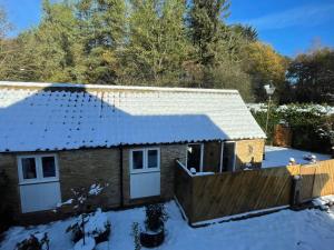 Forest Edge, Wykeham Forest في سكرابورو: منزل صغير على السطح مع ثلج