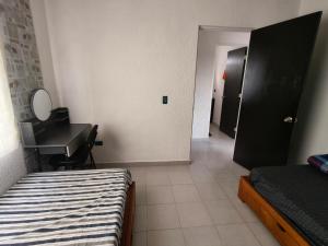 Un dormitorio con una cama, un escritorio y un espejo. en Casa en Residencial 2 ríos 4 camas 3 habitaciones, en Dos Ríos