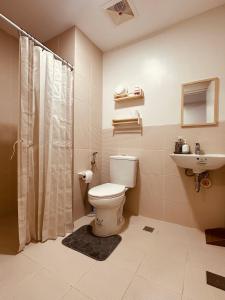 un baño con inodoro y lavabo en Semi Furnished Condo at Sta Rosa Zadia Tower 2, en Sampong