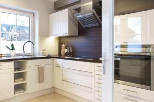 Η κουζίνα ή μικρή κουζίνα στο NEU Hütthus Ferienhaus in Timmendorfer Strand