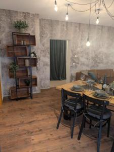 a living room with a wooden table and chairs at Ferienwohnung Strizi in Ruhpolding
