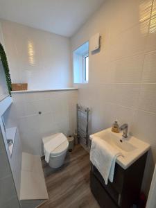 Ένα μπάνιο στο Bright and Spacious Blackwood Home 4 Bedroom Sleeps 8