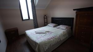 Una cama o camas en una habitación de Sun house chakvi 8 fotos más