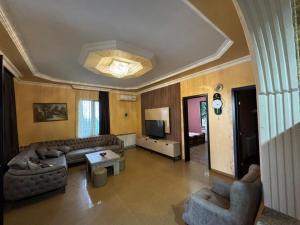 Una televisión o centro de entretenimiento en Sun house chakvi