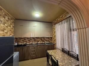 Una cocina o cocineta en Sun house chakvi