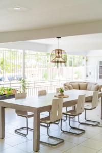 Un comedor con una mesa grande y sillas. en Oasis Haven Curacao, en Willemstad