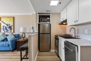 eine Küche mit einem Kühlschrank und einem Sofa in einem Zimmer in der Unterkunft Meridian Plaza 1401 in Myrtle Beach + 20 Fotos