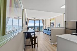 eine Küche und ein Wohnzimmer mit Meerblick in der Unterkunft Meridian Plaza 1401 in Myrtle Beach