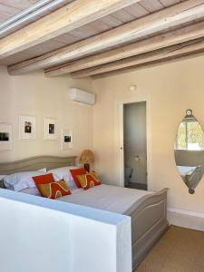 AlbaRosa في باكينو: غرفة نوم مع سرير كبير مع وسائد برتقالية