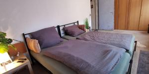 Postel nebo postele na pokoji v ubytování Ganze 95qm Wohnung mit 4 Schlafzimmern, privater Komfort Küche, Bad, WC und Wohnzimmer, mit Gratis Frühstück und Parkplatz, mit Garten, so privat wie zu Hause + 41 fotografií