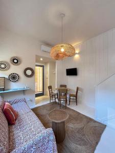 AlbaRosa في باكينو: غرفة معيشة مع أريكة وطاولة