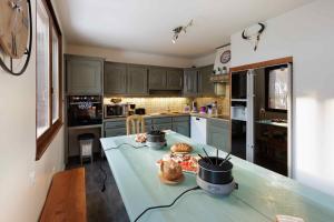 Kuchyň nebo kuchyňský kout v ubytování Maison 3 étoiles entre Pistes et Centre-Ville, Billiard, Ping-Pong, PS3, Cheminée, BBQ, Animaux admis