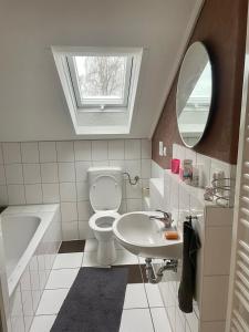 All Seasons في Creußen: حمام مع مرحاض بالوعة ونافذة