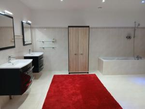 Et badeværelse på Fiery Horse + 21 billeder