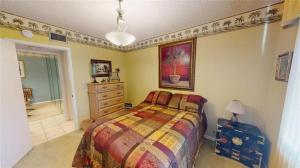 una camera da letto con un letto e una cassettiera di Relaxed Florida Living a Sebring Shores