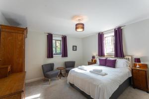 En eller flere senge i et værelse på Spacious Country House Apartment