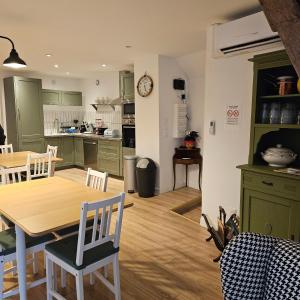 a kitchen and dining room with a table and chairs at Chambre Cheverny, Casa 103 in Messas