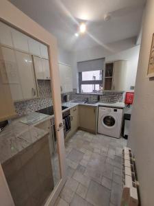 een keuken met wasmachine en droger bij 1 Carn Dearg in Fort William
