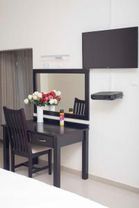 d'une table avec deux chaises et d'un vase avec des fleurs. dans l'établissement Executive comfort with premium workspace - 2334, à Kwekwe