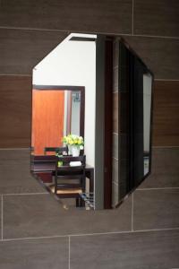 - un miroir mural avec une table dans la chambre dans l'établissement Executive comfort with premium workspace - 2334, à Kwekwe