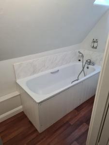 Et badeværelse på Spacious Country House Apartment + 60 billeder