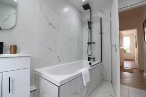 Et badeværelse på Signature - Oak House + 25 billeder