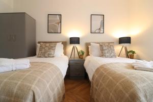 En eller flere senge i et værelse på Signature - Oak House