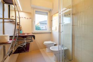 Koupelna v ubytování Modern Apartment 5 Minutes from Rho + 7 fotografií