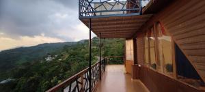 Cảnh núi rừng hoặc tầm nhìn ra núi từ chỗ nghỉ nhà dân