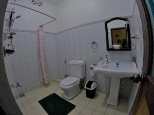 Phòng tắm tại Sanka Rest Ayurvedic Home Stay +16 ảnh