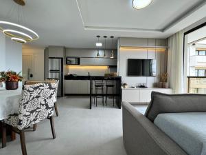 Η κουζίνα ή μικρή κουζίνα στο Oásis do Atlântico Home Clube - Apto 307 com vista para o mar na Praia de Palmas