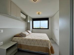 Ένα ή περισσότερα κρεβάτια σε δωμάτιο στο Oásis do Atlântico Home Clube - Apto 307 com vista para o mar na Praia de Palmas +14 φωτογραφίες